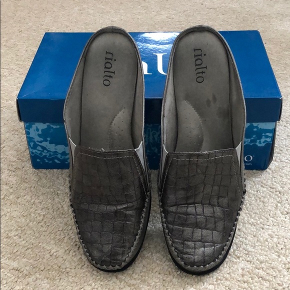 Rialto Pewter Metallic Clogs - Picture 2 of 6